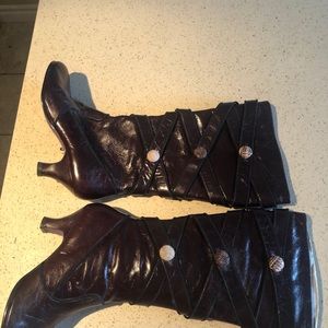 New women’s boots size 6
